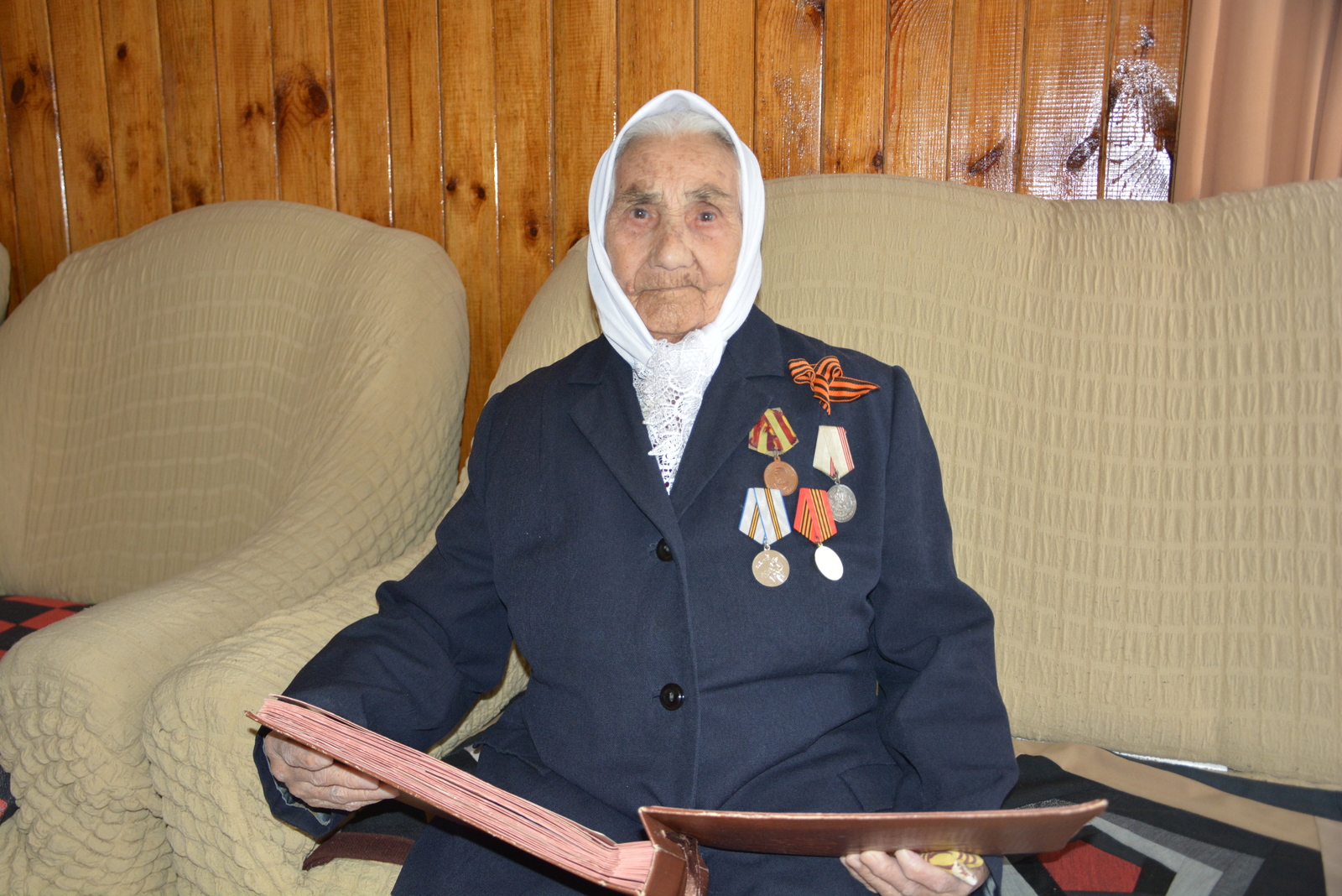 Труженица тыла со слезами на глазах  вспоминает о военном лихолетье