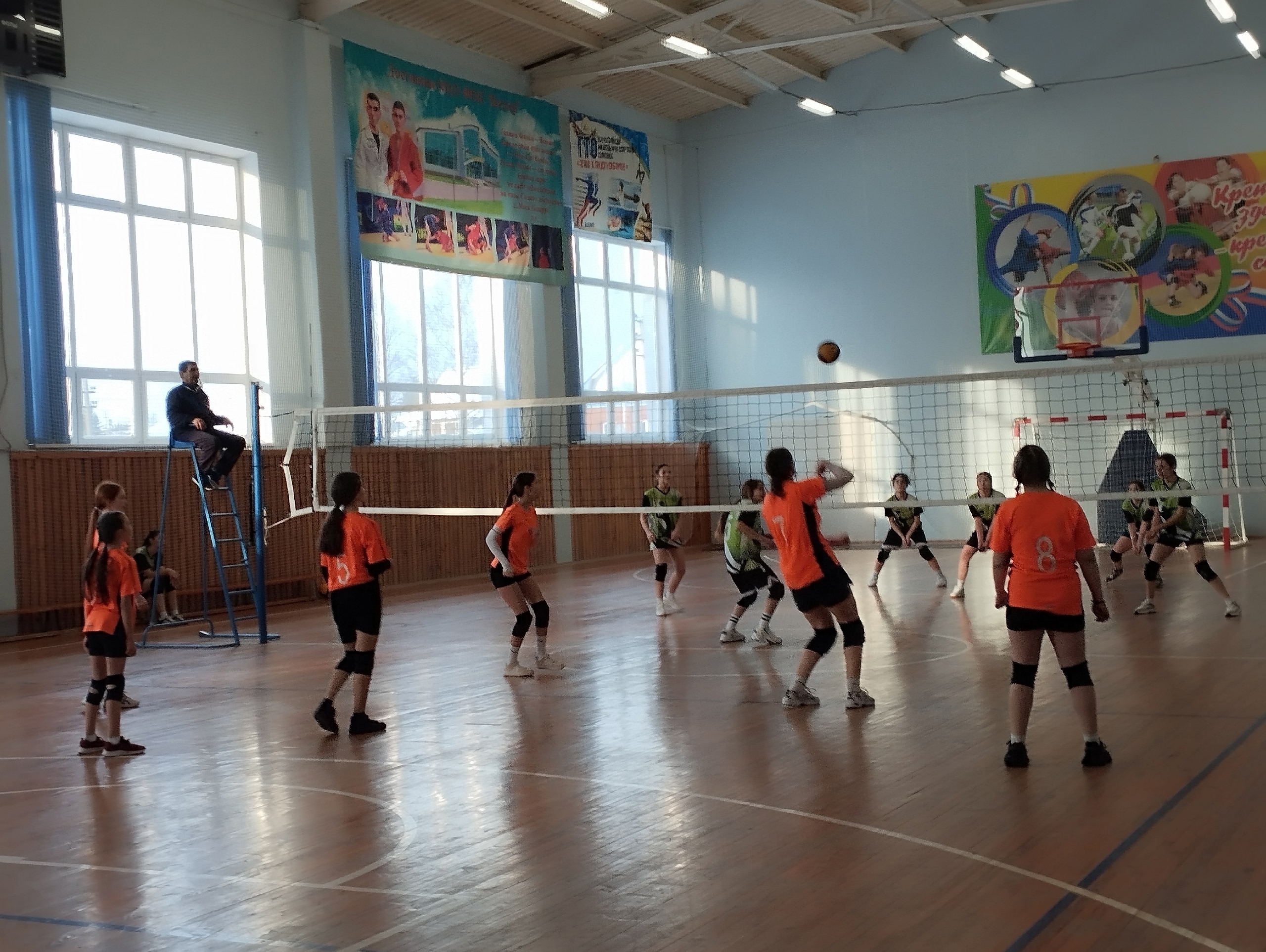 Молодые волейболистки демонстрируют свое  мастерство