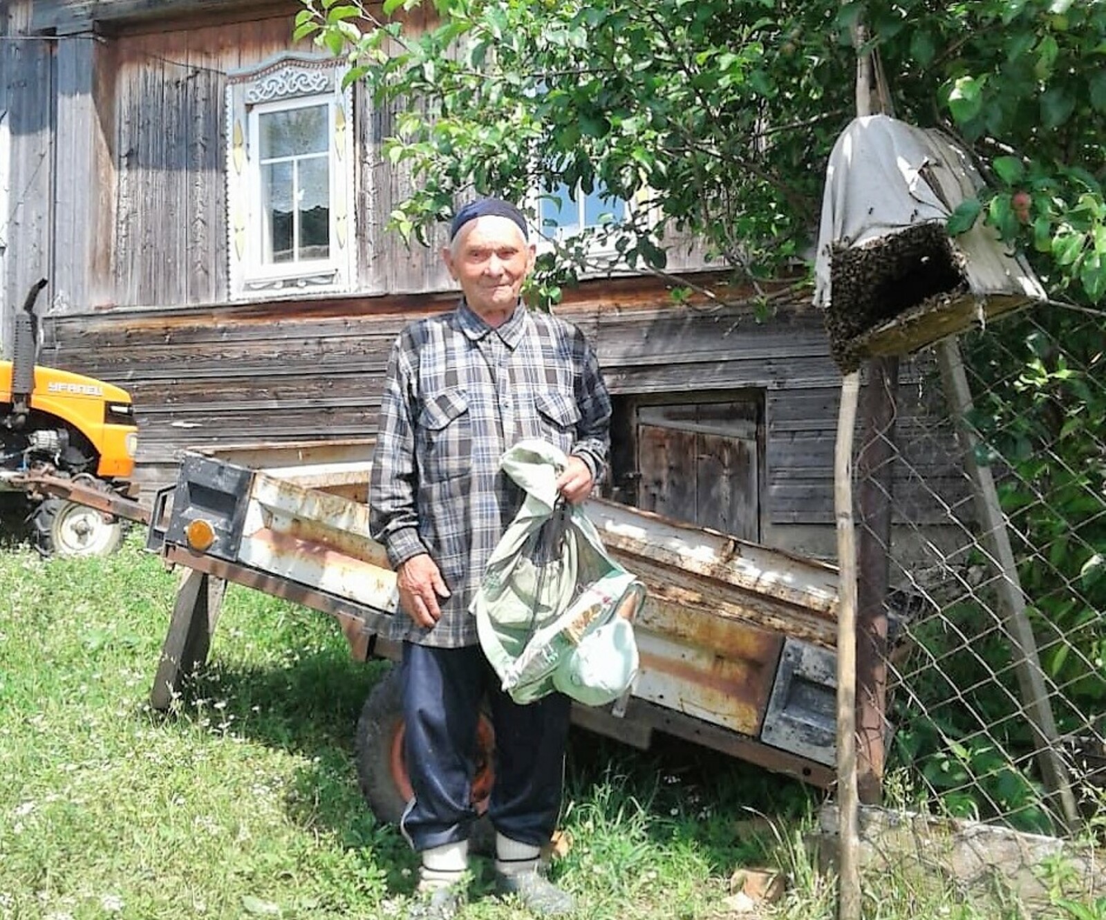 Больше полувека Муллаяров Мухлис Муллаярович занимается пчеловодством