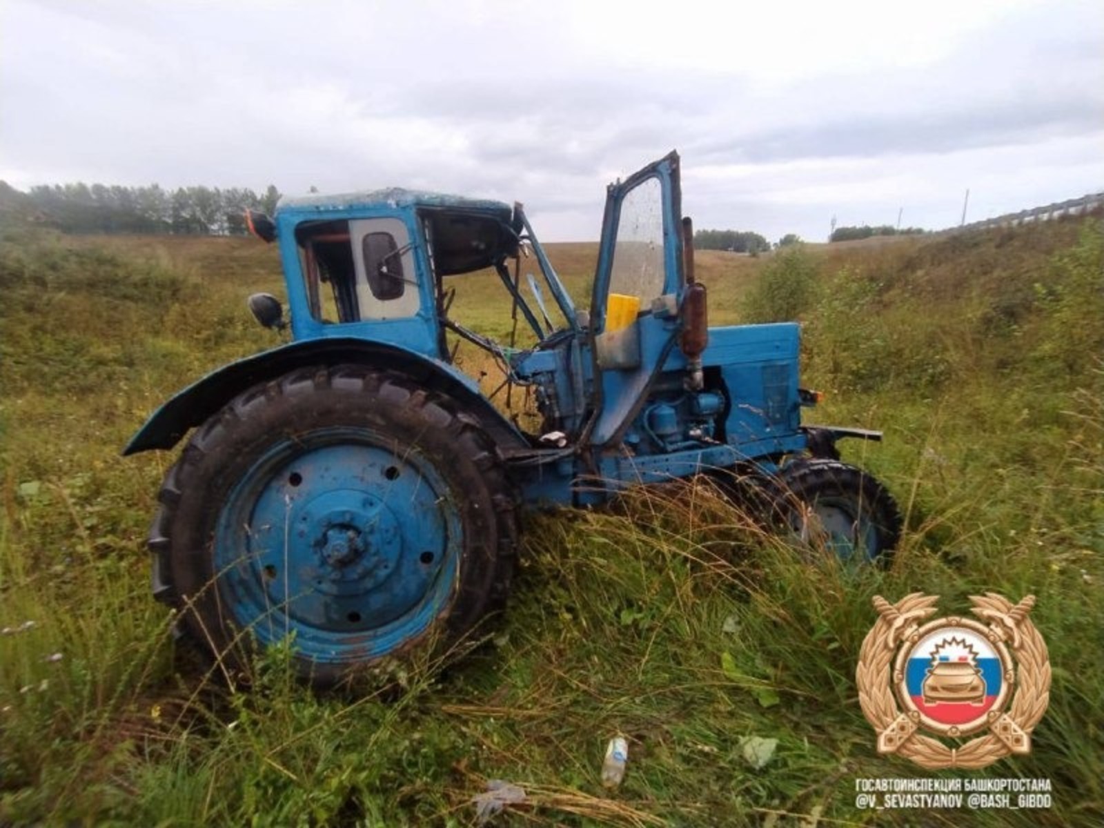В Башкирии опрокинулся трактор, водитель погиб