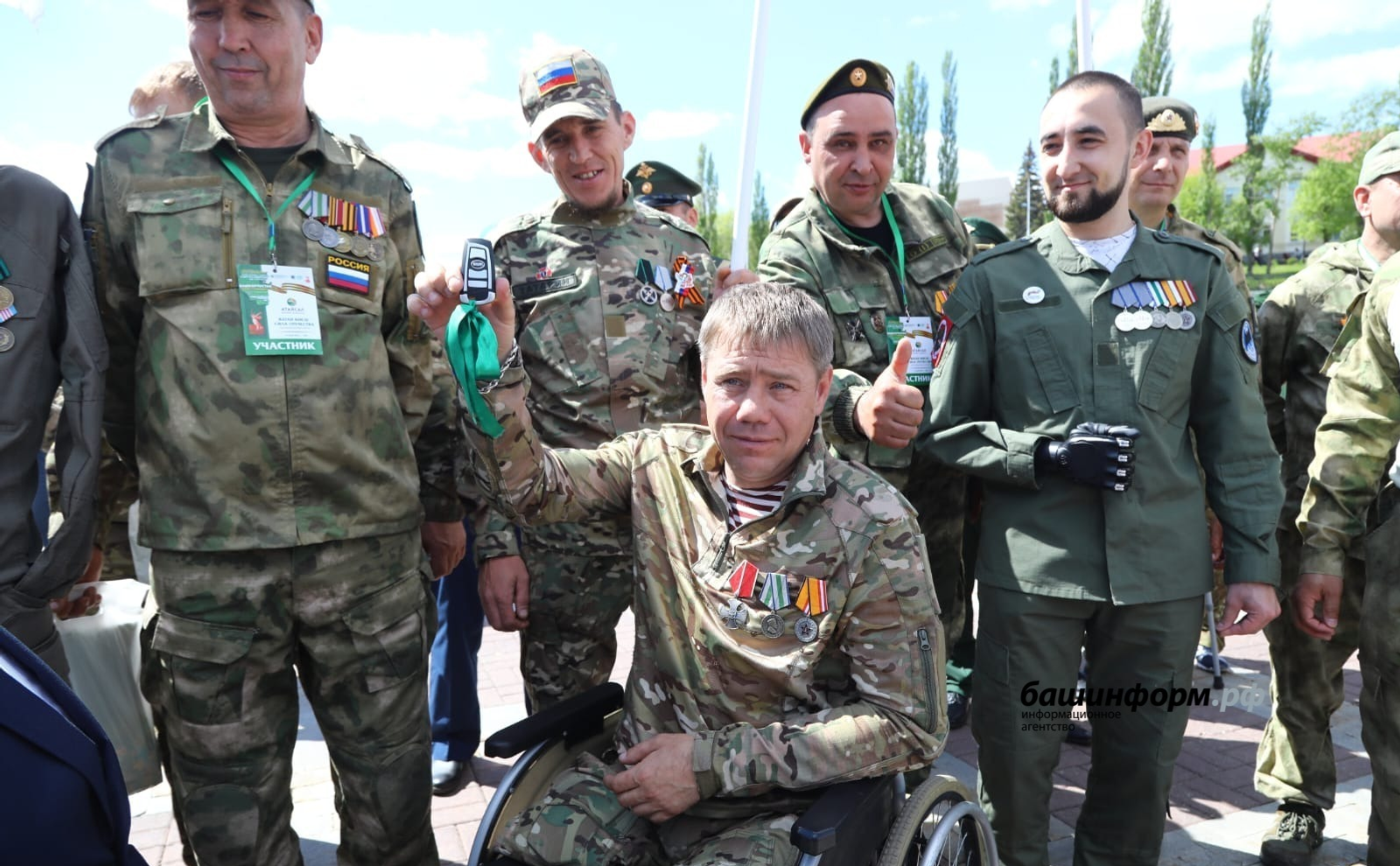 Глава Башкирии вручил ключи от автомобиля ветерану СВО