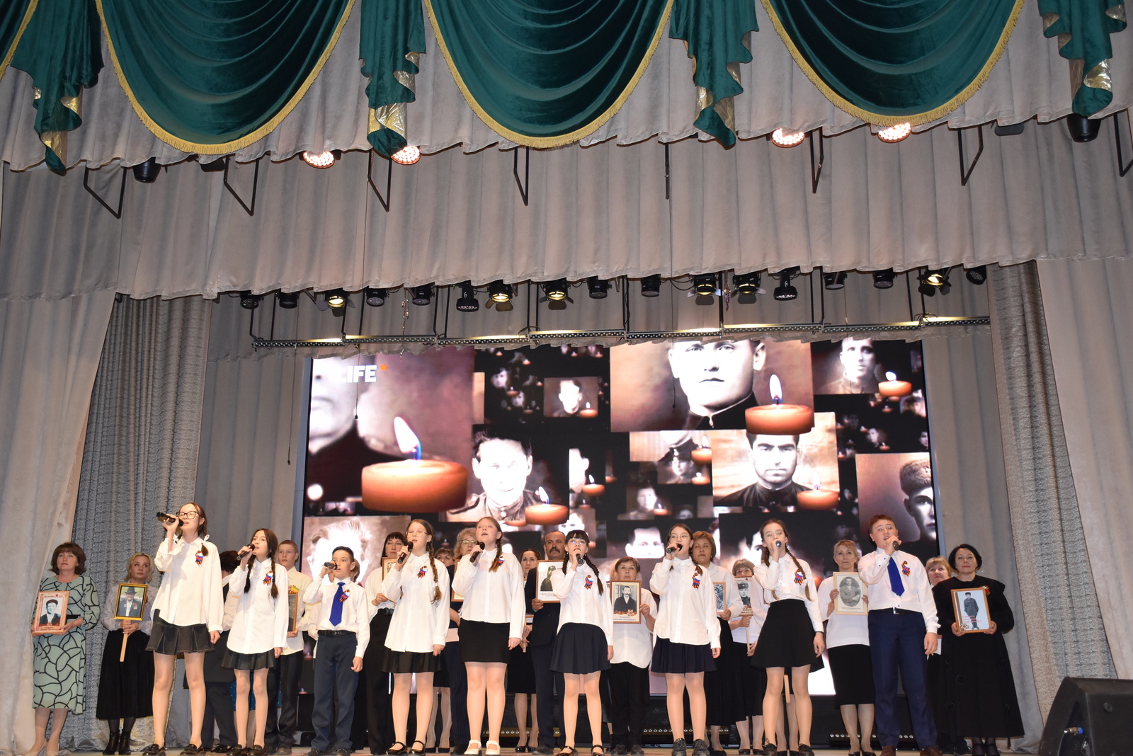 «Мы не забудем вас, герои!»