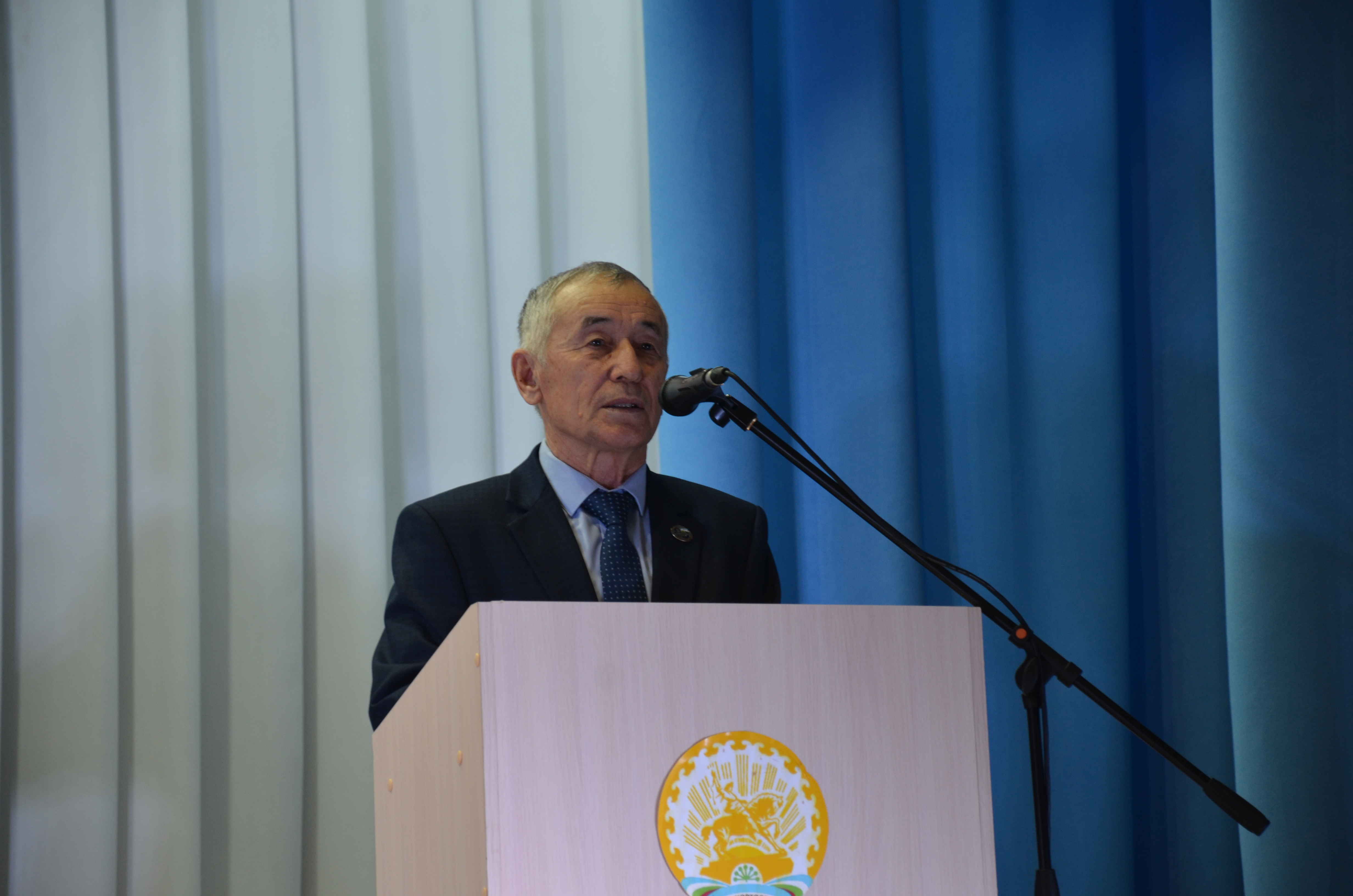 Торжественно одной большой дружной семьей