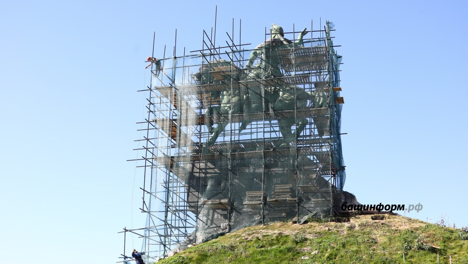 В Уфе начали демонтировать памятник Салавату Юлаеву