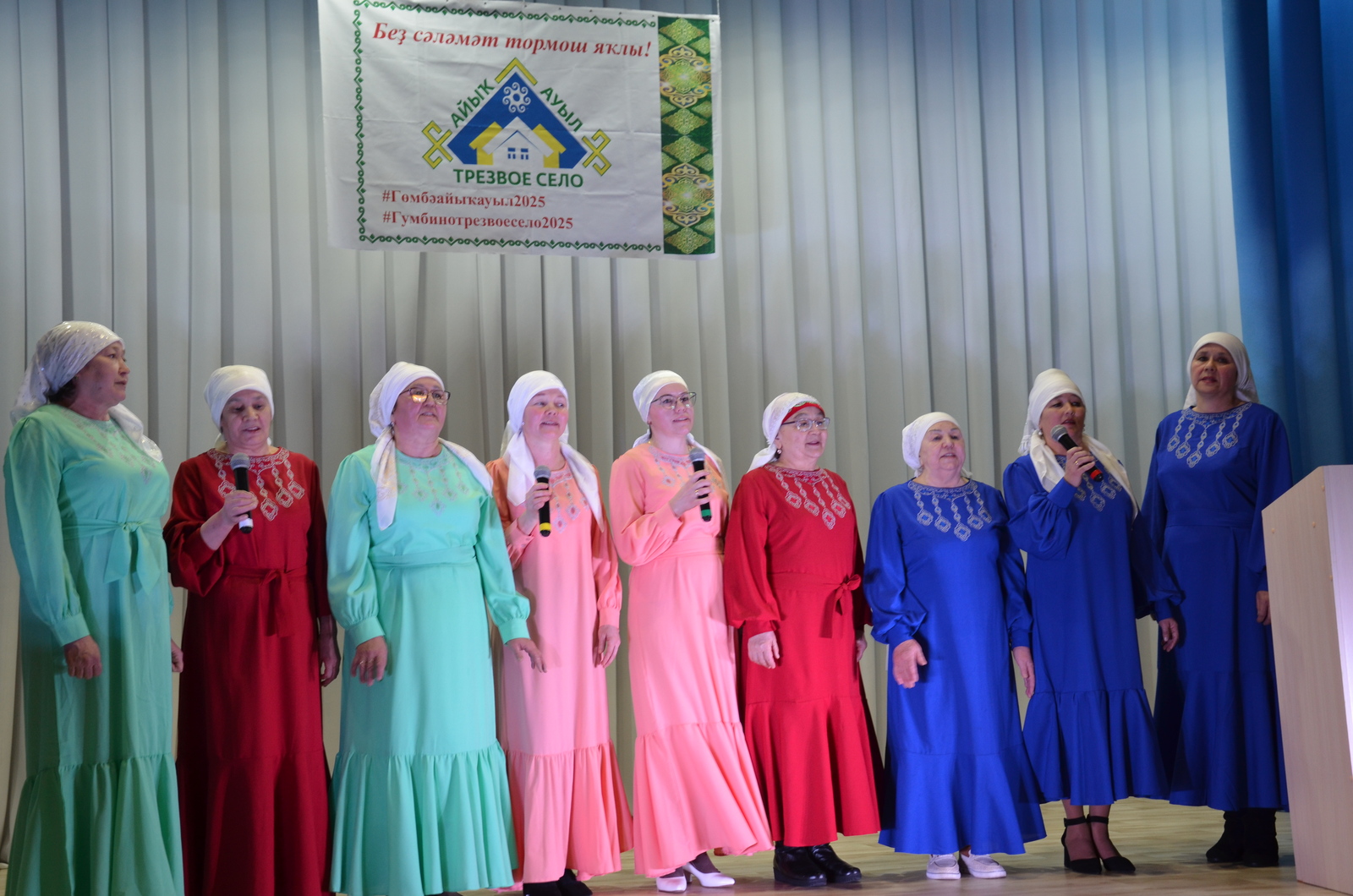 Торжественно одной большой дружной семьей