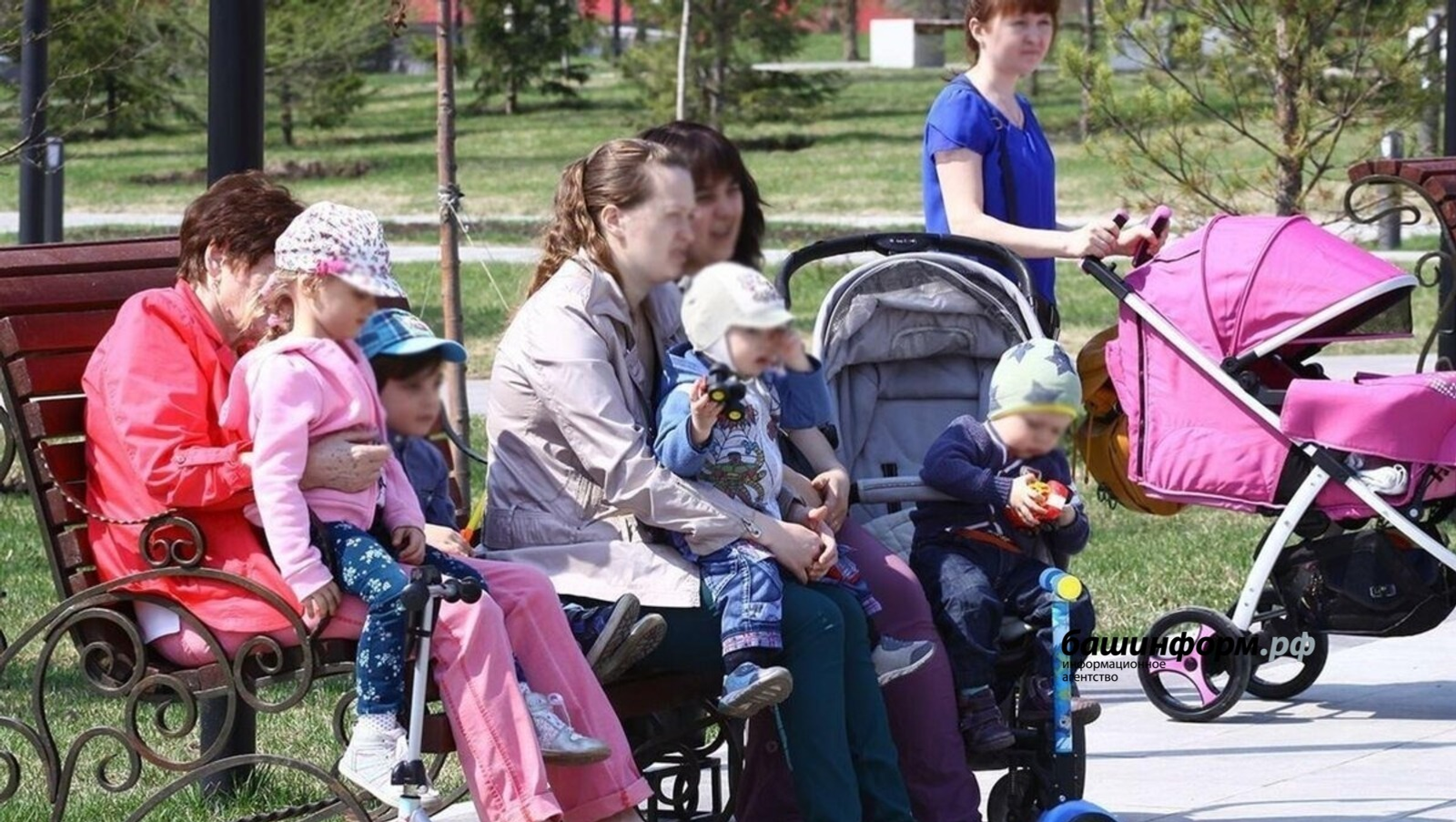 Родители более 300 тысяч детей в Башкирии получают единое пособие