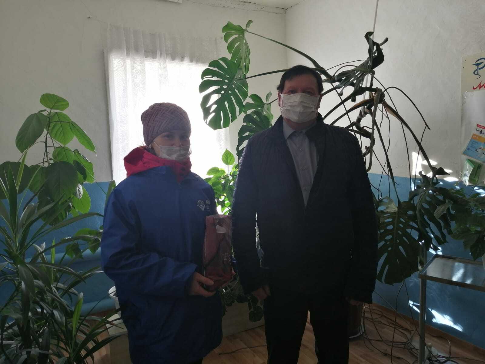 Вакцинировались и получили свои подарки пожилые жители села Кашкино