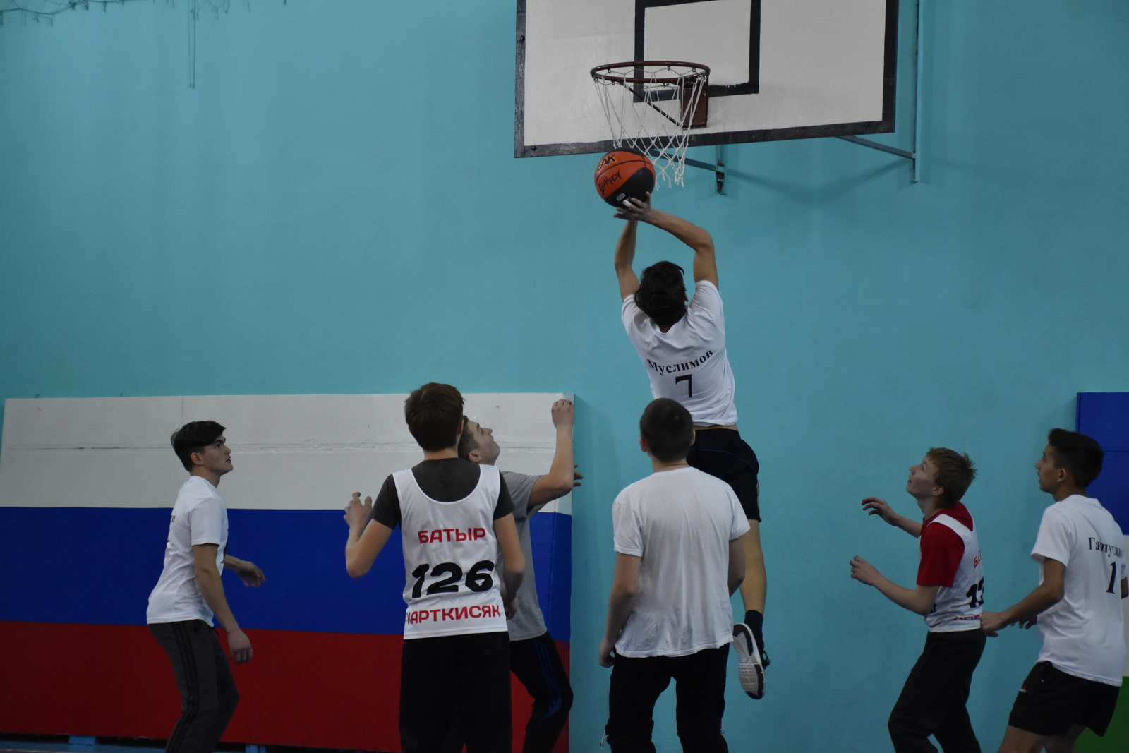 Идут соревнования по баскетболу среди учеников Аскинского района