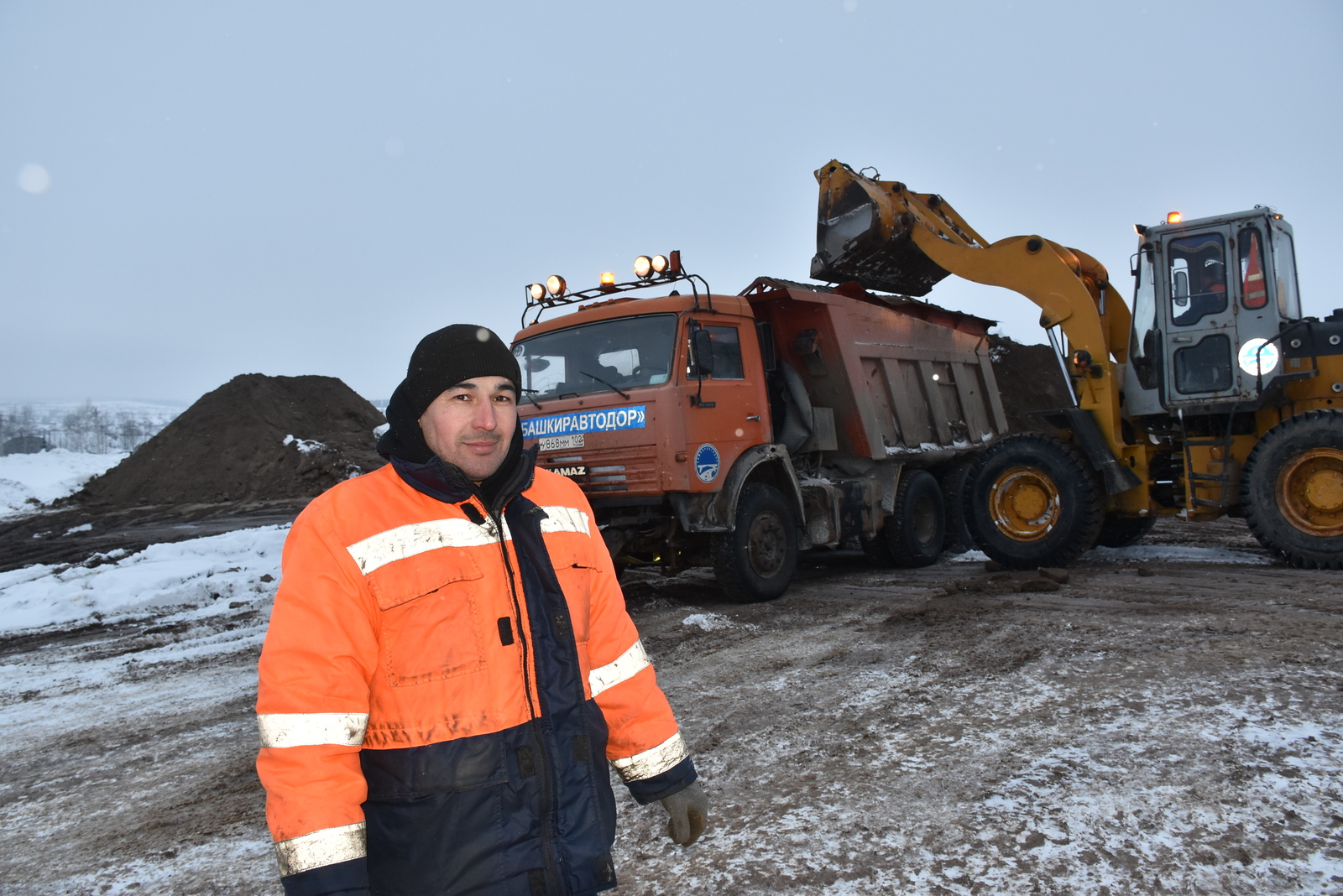За рулем спецтехники опытный и надежный водитель