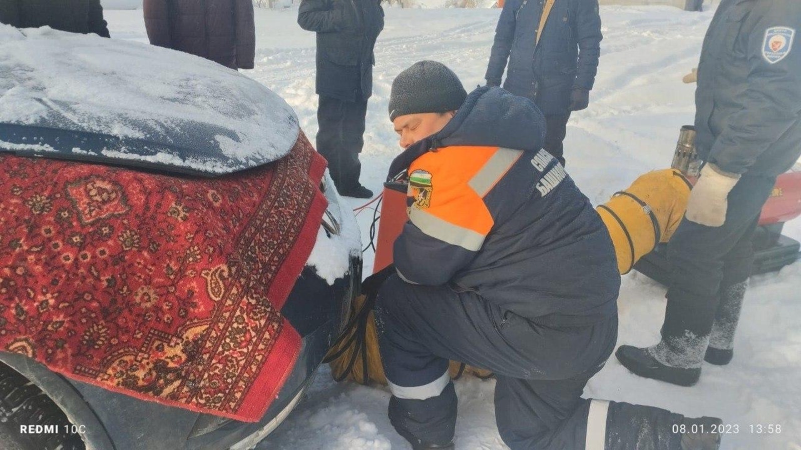 В Башкирии в мороз заглох автомобиль семьи с двумя детьми
