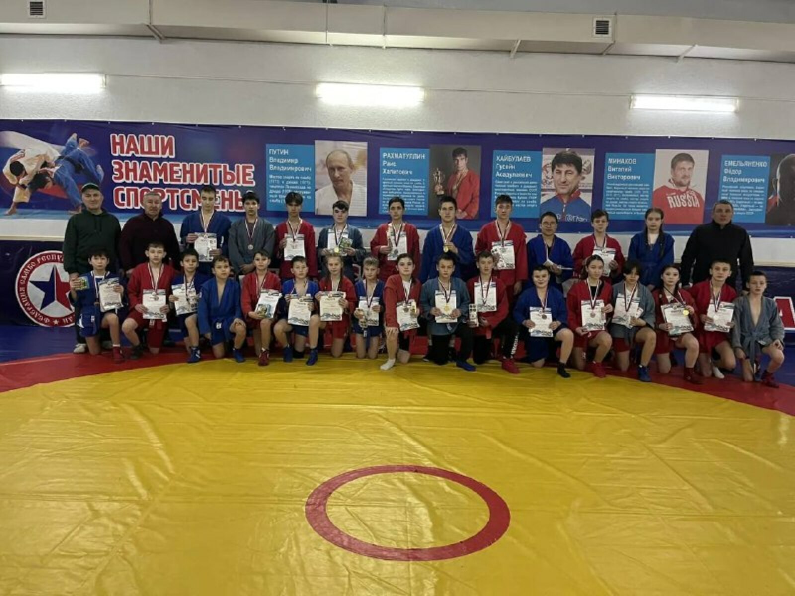 На ковре - юные самбисты