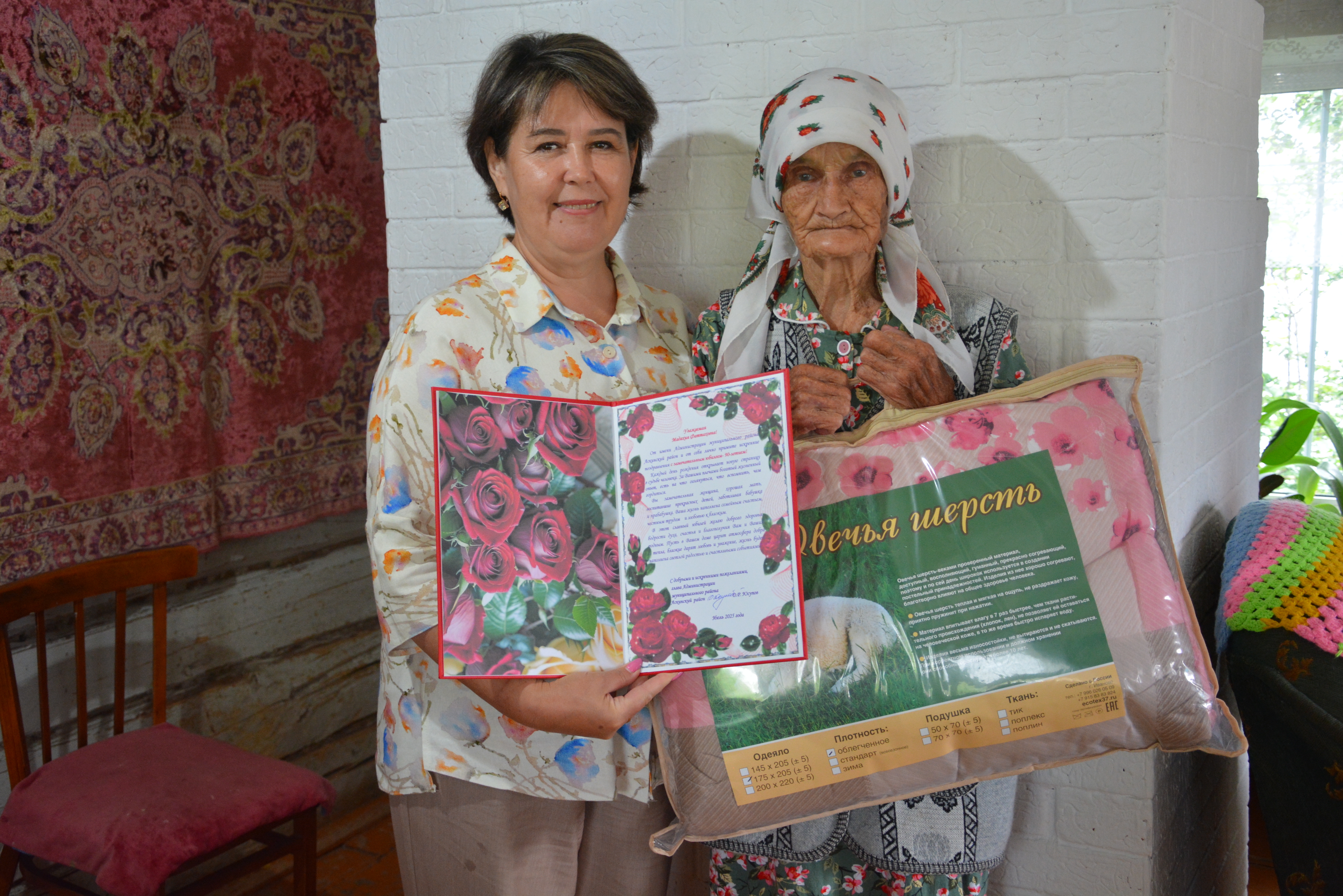 Вот это возраст! В свои девяносто она собирает в лесу  землянику!