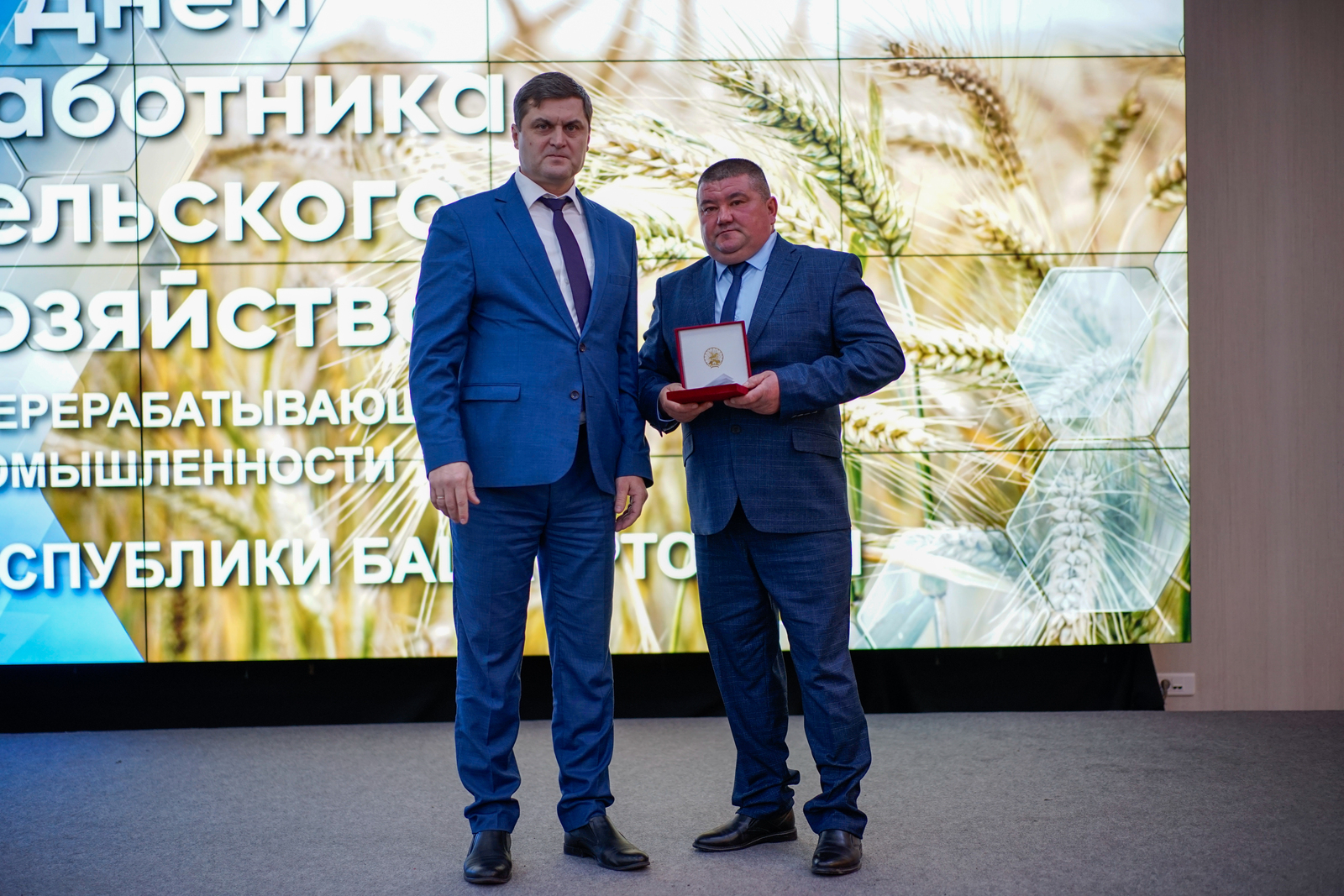 Поздравляем с заслуженной наградой!