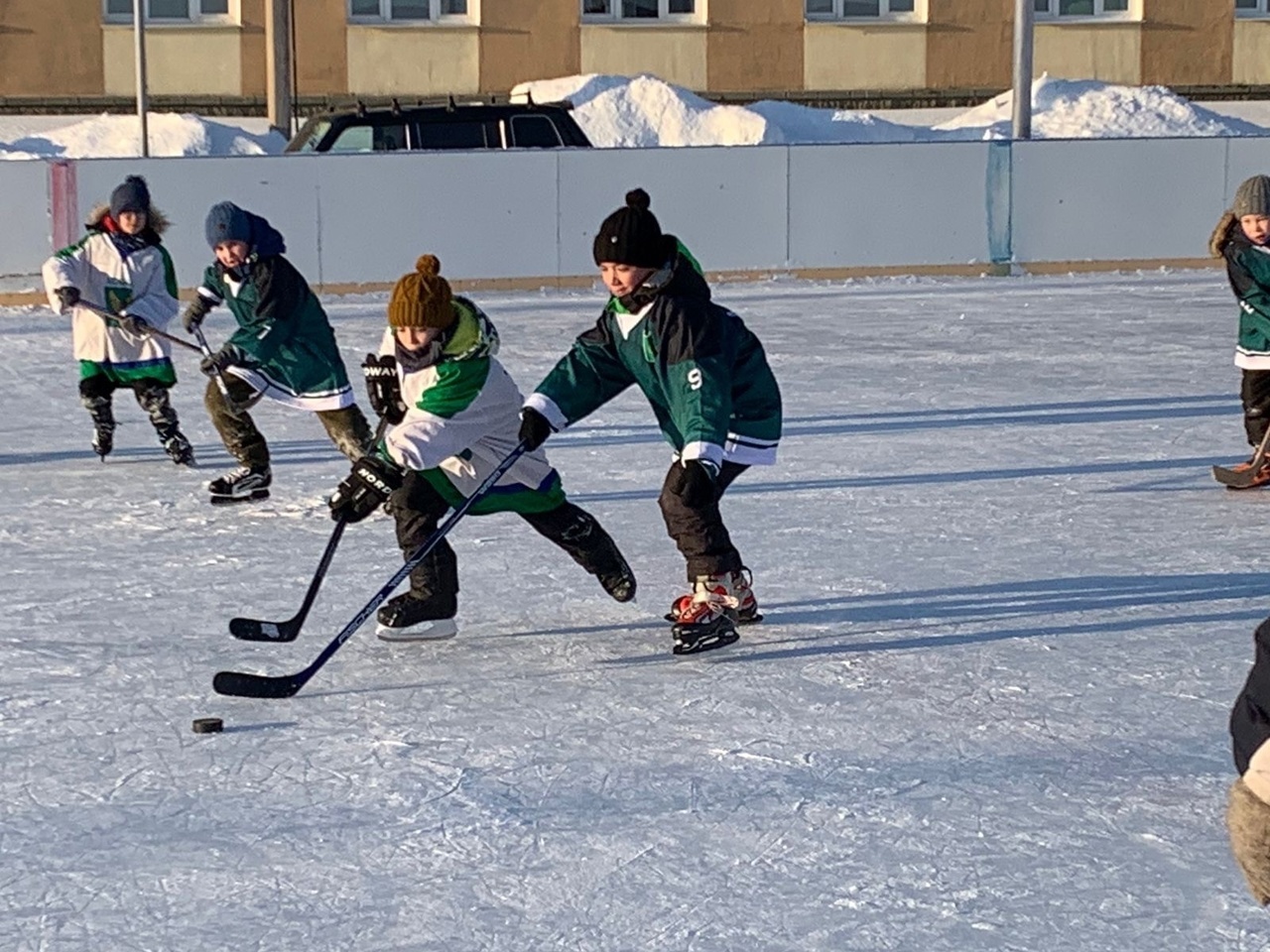 На льду юные хоккеисты