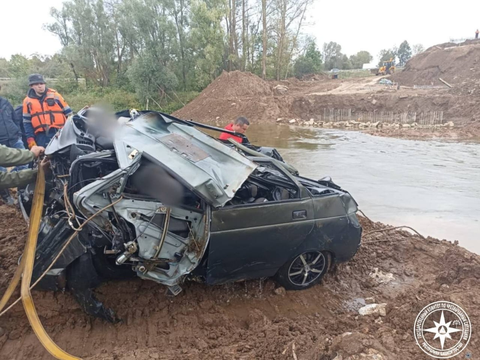 В Башкирии из реки достали мертвого водителя