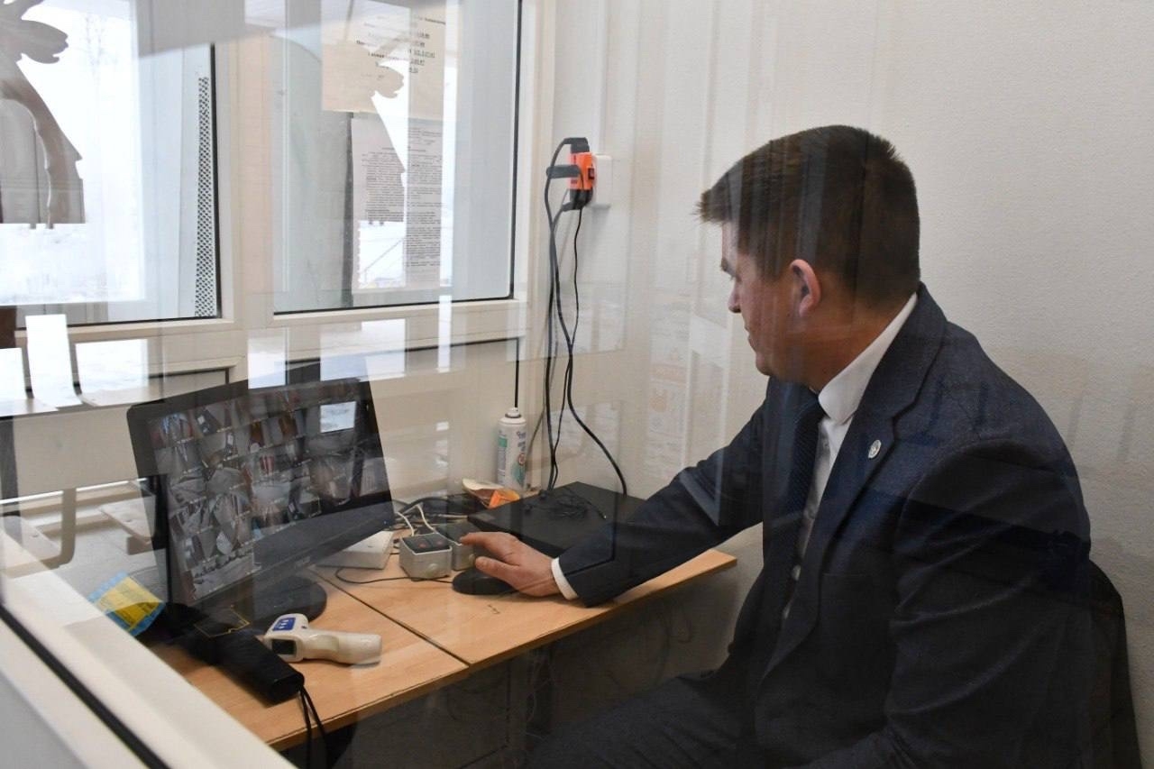 Глава администрации района проверил условия обучения и безопасности