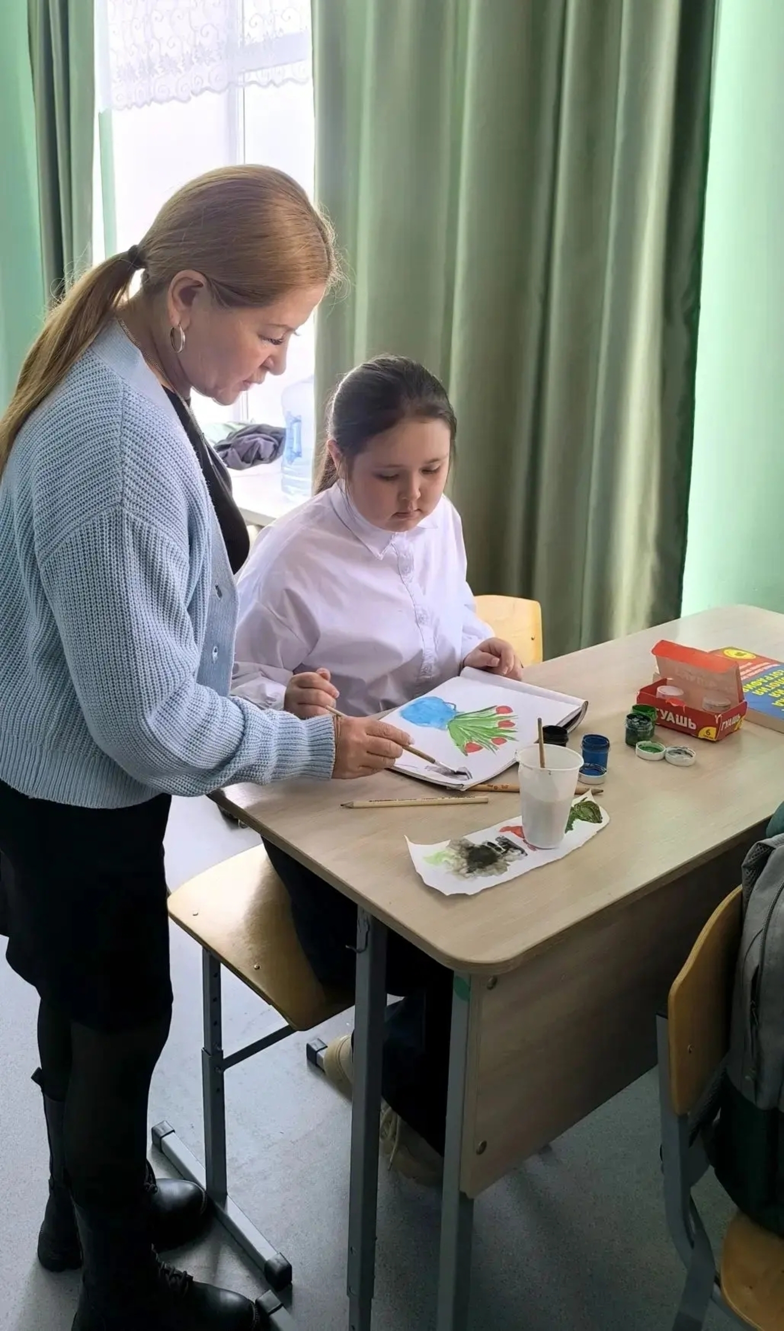 Цветы в синей вазе