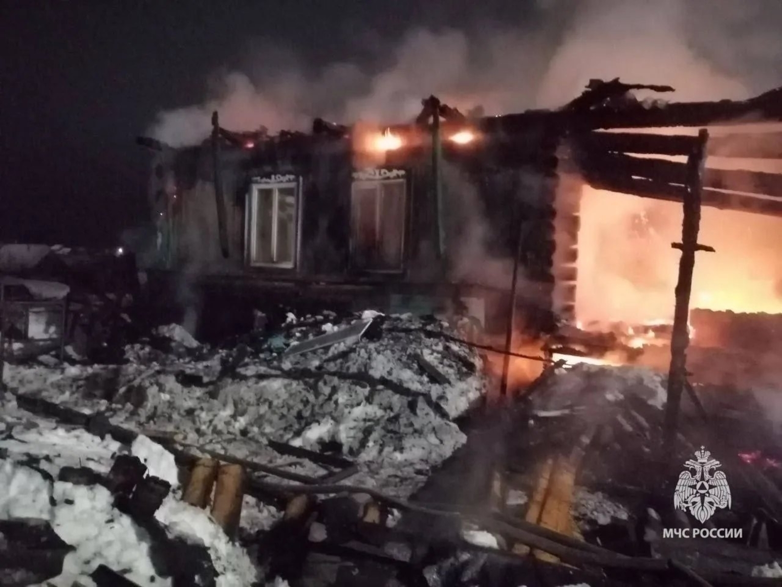 В Аскинском районе многодетная семья спасалась при пожаре