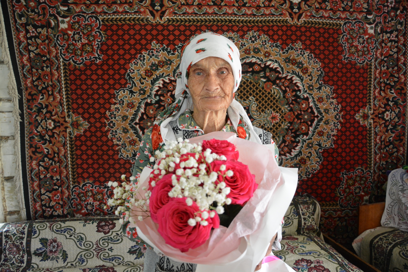 Вот это возраст! В свои девяносто она собирает в лесу  землянику!