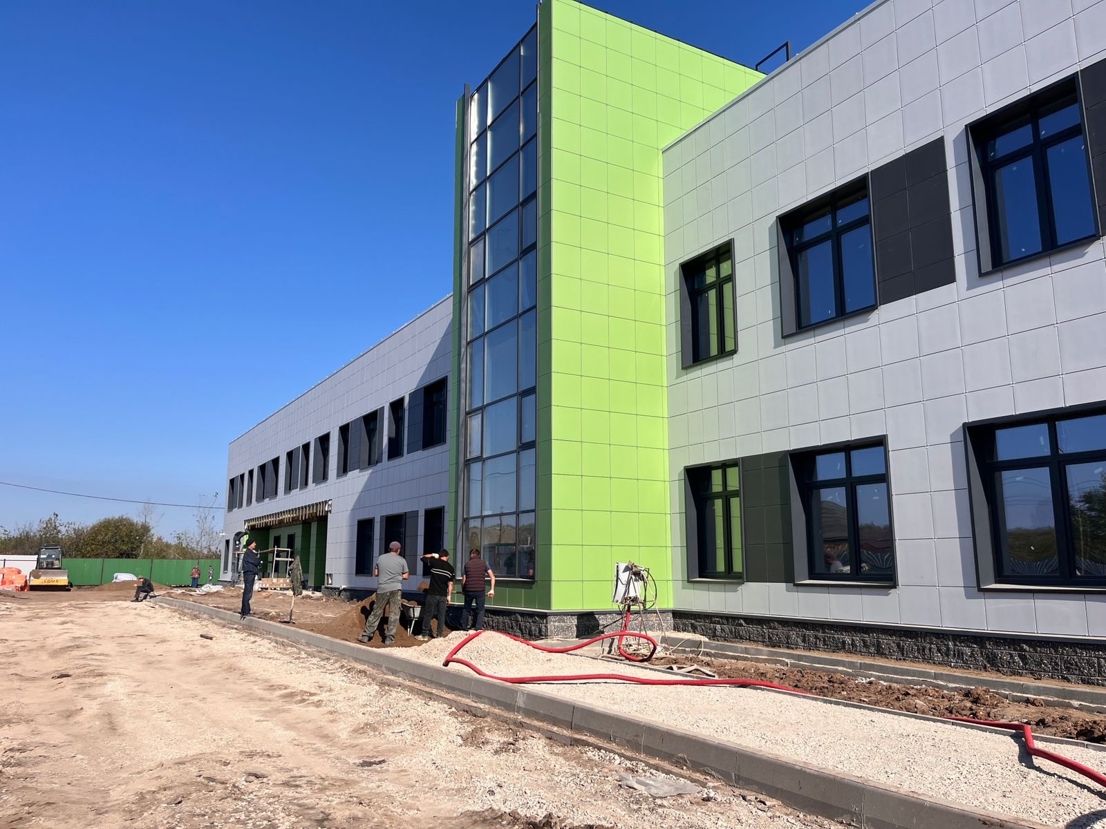 Совещание на строительной площадке новой поликлиники