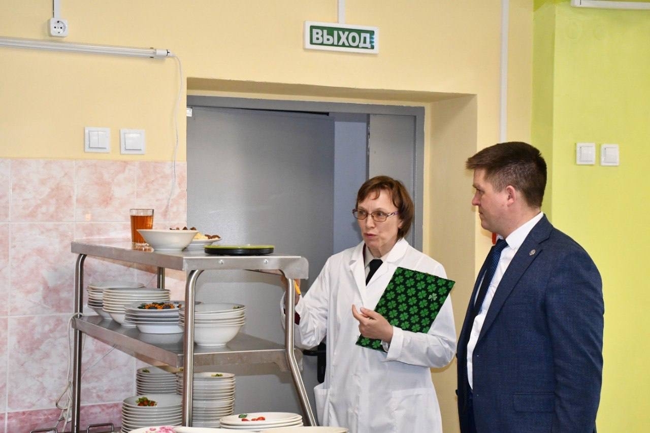 Глава администрации района проверил условия обучения и безопасности