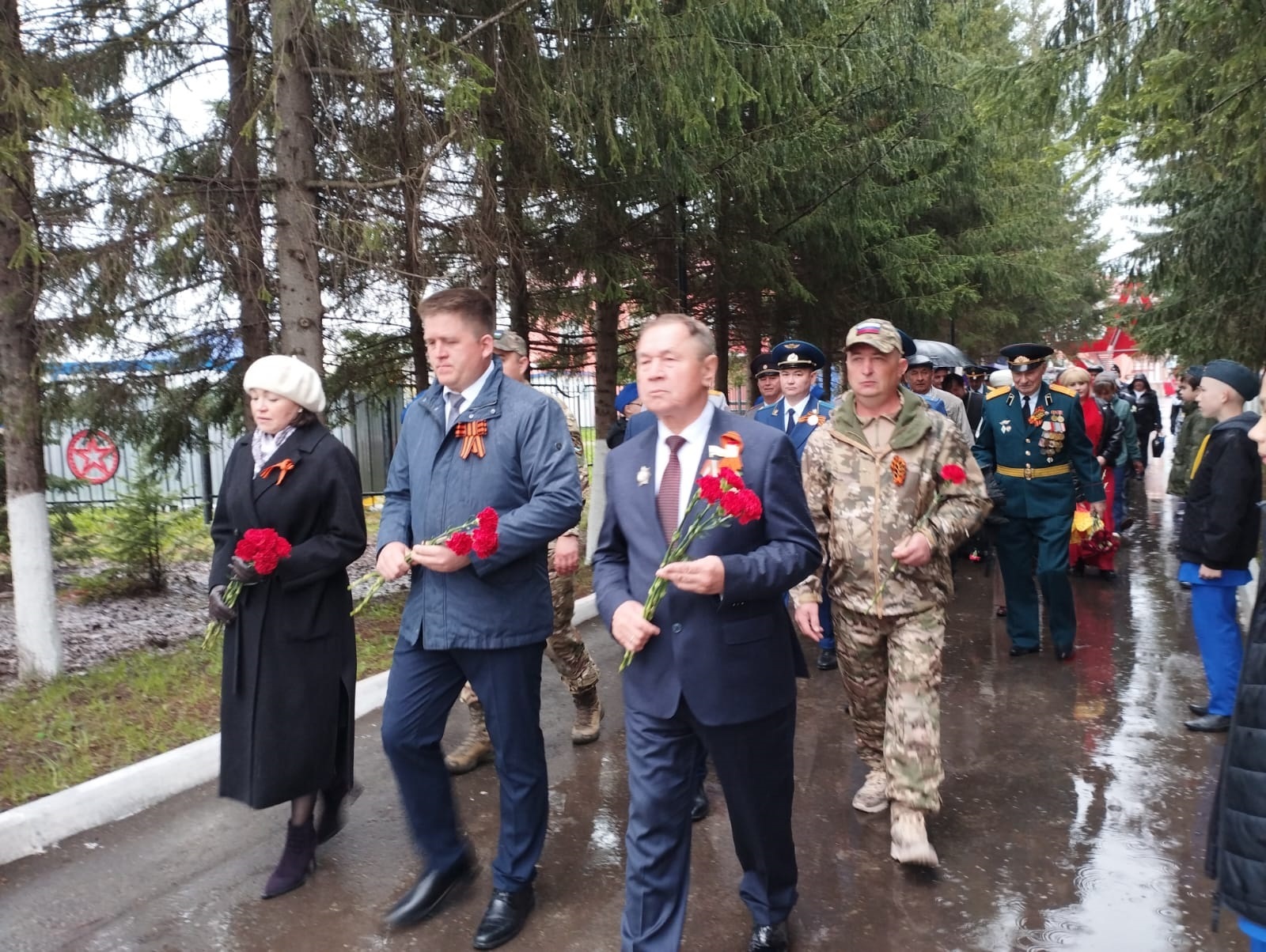 В Аскино  праздничное утро началось с церемоний возложения цветов