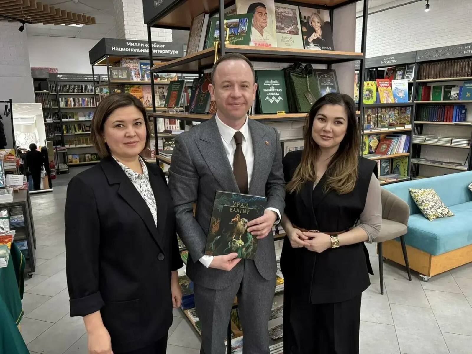 Зампред правительства Челябинской области оценил книжные новинки Башкирии