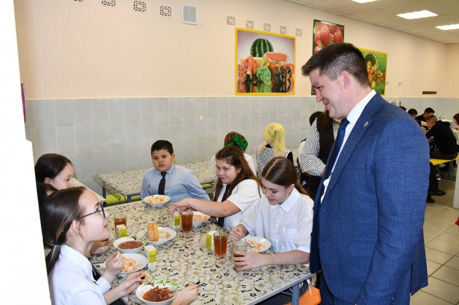 Глава администрации района проверил условия обучения и безопасности