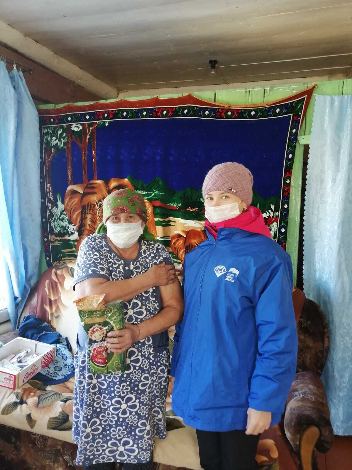 Вакцинировались и получили свои подарки пожилые жители села Кашкино